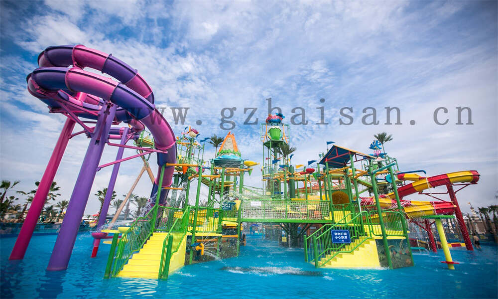 水上小滑梯探险记：畅享清凉夏日时光